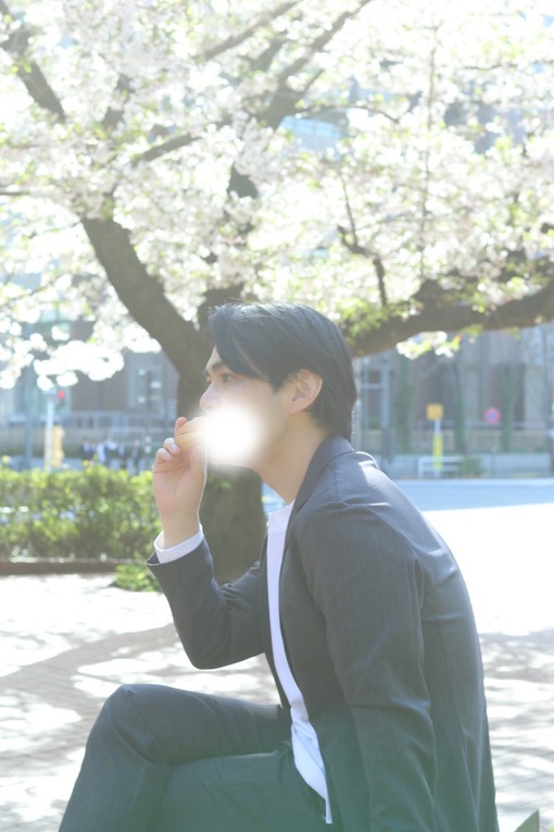 一樹(ｲﾂｷ) 桜の下でモグモグ