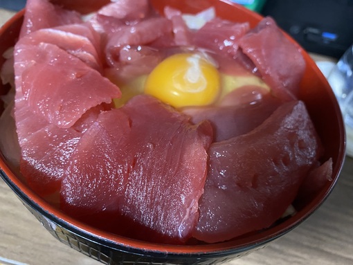 秋(ｱｷ) 夕飯はマグロ丼