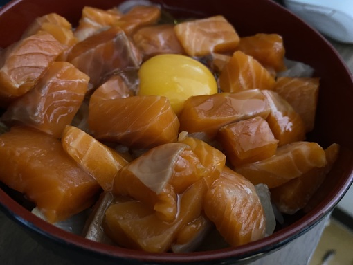 秋(ｱｷ) 夕飯はサーモン丼